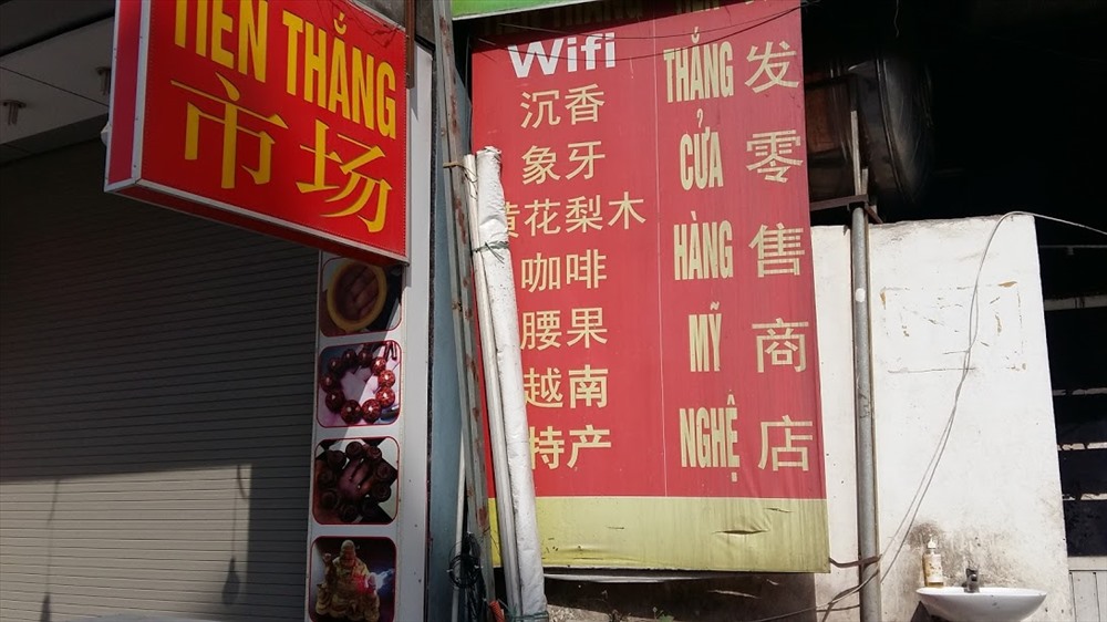 Dẹp đi dẹp lại, nhưng rồi chữ Trung Quốc lại ngập tràn du khu lịch du lịch Bãi Cháy như thách thức dư luận. Ảnh: Nguyễn Hùng