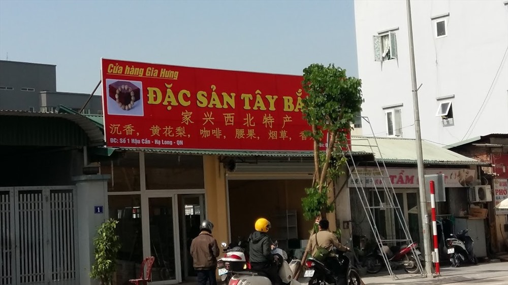 Tấm biển này vừa mới được dựng lên trên phố Hậu Cần. Ảnh: Nguyễn Hùng