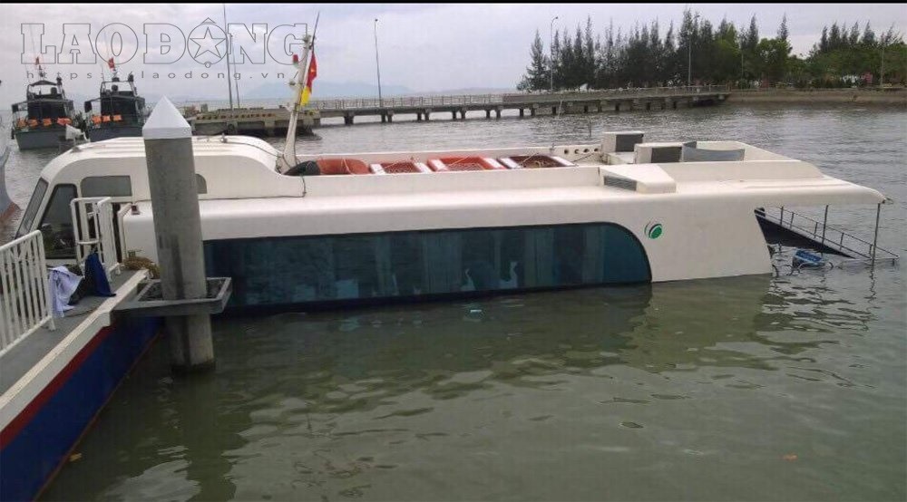 Tàu gặp sự cố ở biển Cần Giờ. Ảnh: Cường Ngô