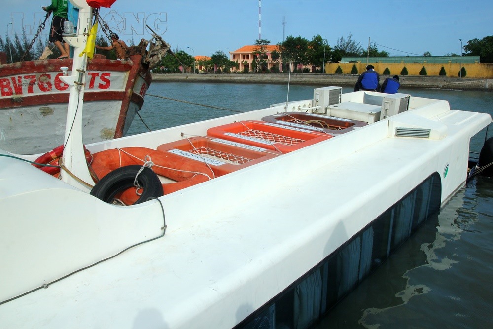 Sáng 8.4, tàu cao tốc C3 của hãng Greenlines DP chở 42 hành khách từ Vũng Tàu đi TP HCM, đến gần bến Tắc Xuất (Cần Giờ) thì phát hiện sự cố kỹ thuật nên tài xế cho tàu chạy chậm lại. Sau khi đưa khách lên bờ, nước tràn vào buồng máy khiến tàu chìm một phần.