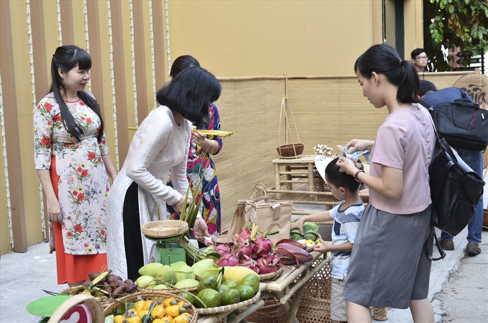 Các thiếu nữ Nam Bộ đi chợ quê