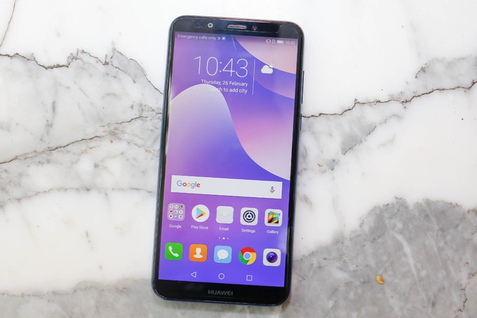 Huawei Y7 Pro thuộc một số ít điện thoại giá rẻ cho phép mở khóa nhờ công nghệ nhận diện khuôn mặt. Máy sở hữu cụm camera kép có độ phân giải 13 MP và 2 MP với khả năng chụp xóa phông cùng nhiều chế độ chuyên nghiệp. Y7 Pro sử dụng chip Snapdragon 430, RAM 3 GB, bộ nhớ 32 GB, pin 3.000 mAh.
