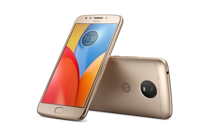 Motorola Moto E4 Plus được thiết kế với vỏ kim loại cùng màn hình kích thước 5,5 inch độ phân giải HD. Moto E4 Plus có hiệu năng ở mức trung bình với bộ xử lý Mediatek MT6737 lõi tứ, RAM 3 GB, bộ nhớ trong 32 GB và pin 5.000 mAh. Bên cạnh đó, thiết bị này có khả năng chống thấm nước.