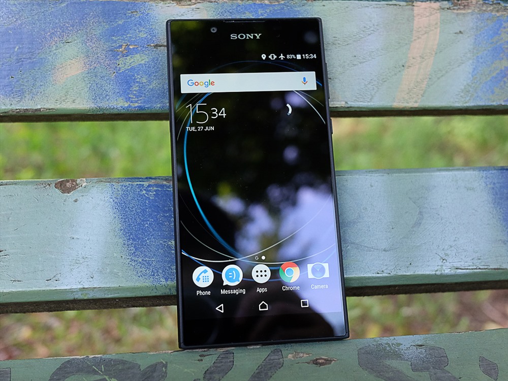 Sony Xperia L1 có thiết kế đơn giản với phần thân nhựa vuông vức, các góc bo tròn. Xperia XA sử dụng chip xử lý 4 nhân MediaTek MT6737T, RAM 2 GB, GPU Mali-T720MP tương tự như các dòng máy Nokia 3 hay Samsung Galaxy J2 Prime. Camera trước và sau có độ phân giải lần lượt là 5 MP, 13 MP cho chất lượng ảnh chụp khá, độ nét cao, cân bằng trắng tốt.