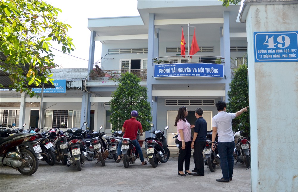 Dòng người đến thực hiện tách thửa tại Phòng TNMT huyện Phú Quốc vẫn luôn đông đảo suốt ngày. (Ảnh: Thanh Mai)