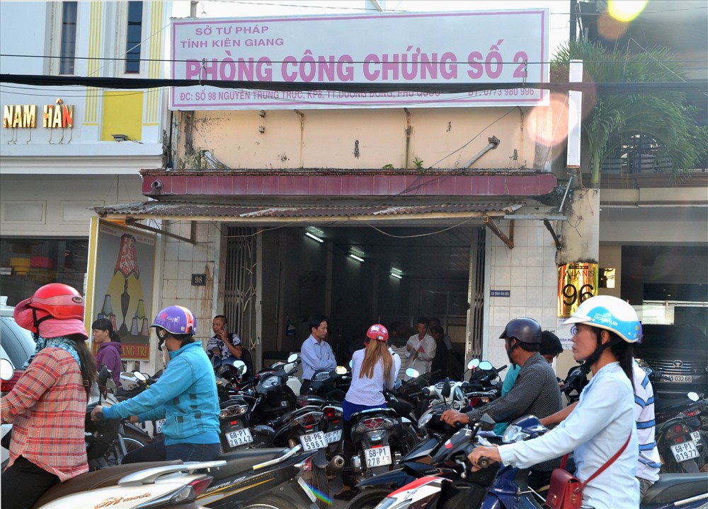 2 cơ sở công chứng tại đay gần như tăng tốc vượt công suất trước sự bùng nổ giao dịch đất. (Ảnh: Thanh Mai)