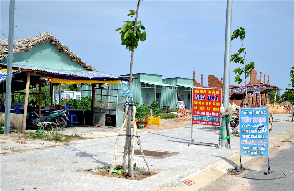 Thậm chí có nơi, người ta còn tận dụng quán cà phê bình dân để treo biển mua bán đất. (Ảnh: Thanh Mai)
