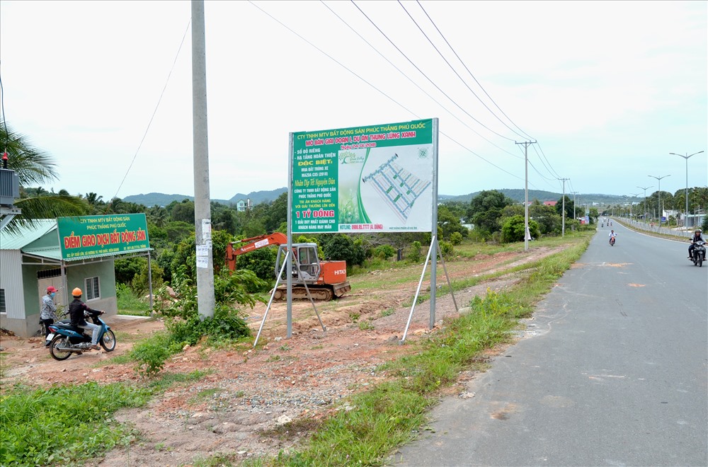 Có nơi, cơ sở trương cả biển thông tin ngay vị trí đắc địa nhất để thu hút khách hàng. (Ảnh: Thanh Mai)