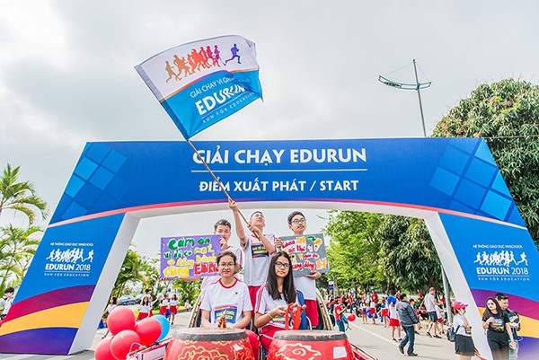 Các bạn học sinh đã vô cùng chủ động trong việc thực thi nhiều nhiệm vụ trong giải chạy. Ngoài việc đóng vai trò tích cực tại quầy soát vé, giữ gìn trật tự và hướng dẫn thông tin cho người tham gia. Ở mọi cung đường đều có học sinh Vinschool chịu trách nhiệm cổ vũ tinh thần và phát nước uống