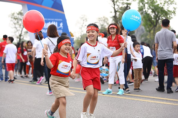 EDURUN đã trở thành nơi gặp gỡ và kết nối những trái tim, các em học sinh biết quan tâm đến nhau trong suốt hành trình, hỗ trợ và cổ vũ những người tham gia. Nhiều phụ huynh đã gọi đây là “Ngày Chủ nhật yêu thương”