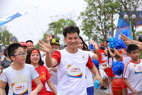 Lần thứ hai tham gia giải chạy với vai trò Đại sứ, NSƯT. Xuân Bắc chia sẻ: “Hy vọng chương trình sẽ được tổ chức thường xuyên, EDURUN đã góp phần giúp cho rất nhiều gia đình trong đó có gia đình tôi có một ngày Chủ nhật thật sự ý nghĩa. Đó không chỉ là bài học về thể chất mà còn là bài học về tình yêu thương, lòng nhân ái, sự kết nối giữa trái tim với trái tim”.