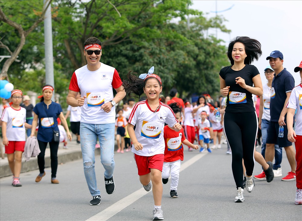 Diễn viên Mạnh Trường cùng con gái đã có những khoảnh khắc vô cùng đáng nhớ:“Tôi cảm thấy rất tuyệt vời. Đây là một giải chạy vô cùng ý nghĩa, đặc biệt hơn khi có gia đình cùng tham gia. Qua chương trình này, các con cũng cảm nhận được ý nghĩa từ những việc làm rất nhỏ bé của mình, đó sẽ là nền tảng giúp các con nhận thức được bài học về tình yêu thương, lòng nhân ái!”