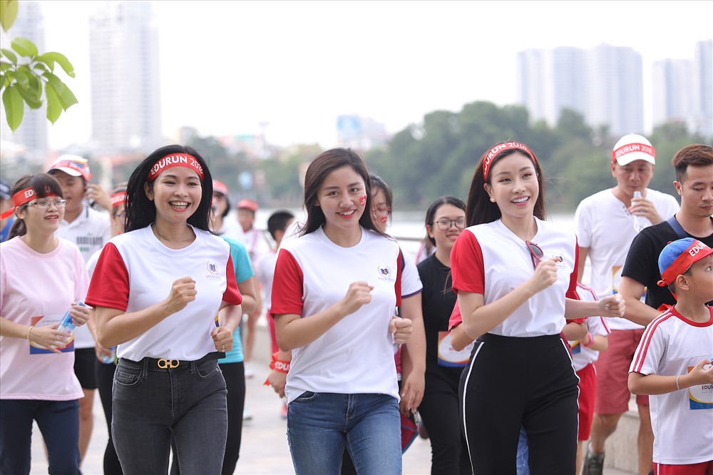 Ca sỹ Văn Mai Hương, Hoa hậu Lam Cúc, cùng Nghệ sỹ Đặng Châu Anh - Giám đốc Nghệ thuật Hệ thống Giáo dục Vinschool hoà cùng nhịp chạy với hàng nghìn Phụ huynh học sinh trong Khu đô thị Vinhomes Central Park.