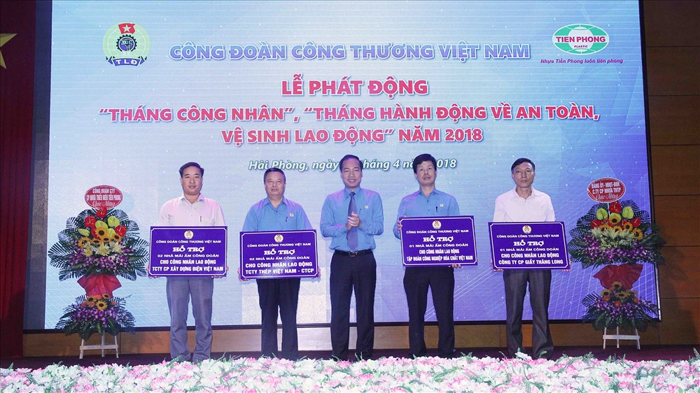 CĐ CT VN tặng “Mái ấm CĐ” cho đoàn viên của 4 đơn vị. Ảnh: Thùy Linh
