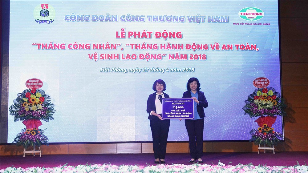 Đại diện Cty Nutifood (trái) tặng 400 xuất quà cho CNLĐ ngành công thương. Ảnh: Thùy Linh
