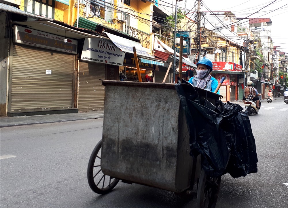 Những người lao công vẫn túc trực trong những ngày lễ đảm bảo, giữ gìn đường phố xanh-sạch-đẹp