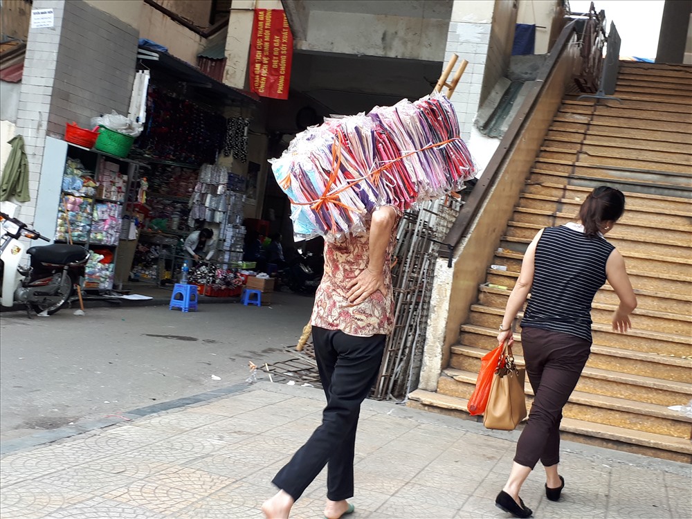 Chợ Đồng Xuân vắng vẻ hơn thường lệ, nhưng vẫn có những người lao động đến mua hàng.
