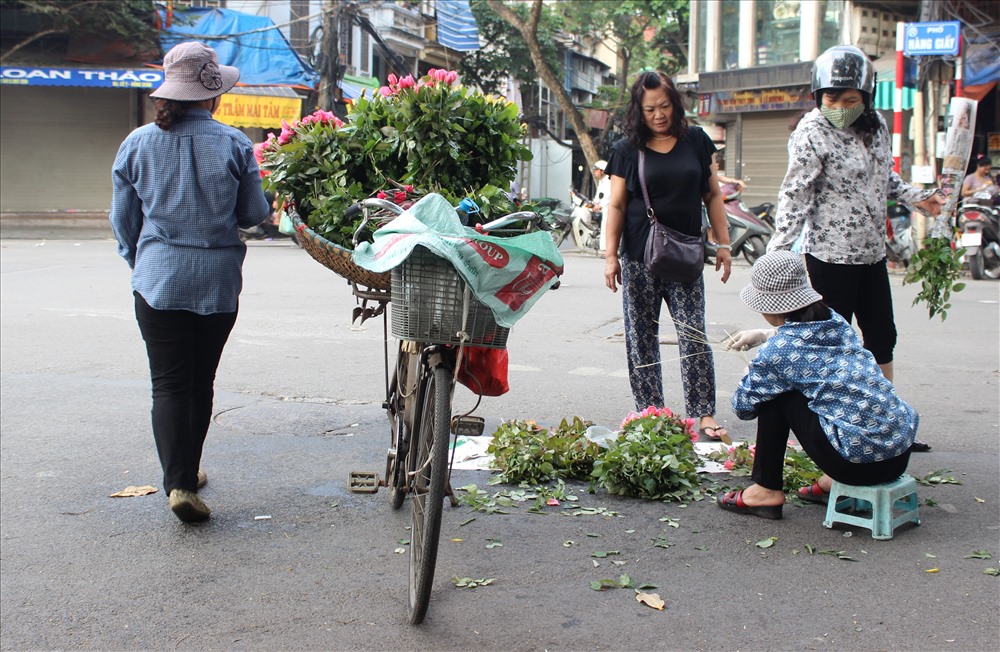 Người lao động tự do vẫn miệt mài mưu sinh trong ngày nghỉ lễ.
