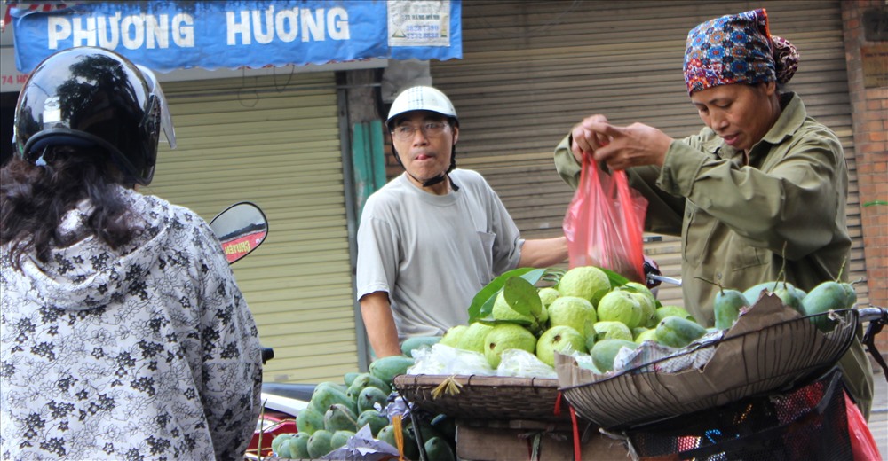 Đi lấy hàng từ tờ mờ sáng tại chợ đầu mối, chị N.T.H (Ngọc Thụy, Long Biên) còn “nhập” hoa quả nhiều hơn ngày thường tranh thủ bán trong những ngày này. Chị H cho biết: “Chúng tôi là người lao động chân tay làm gì có ngày Quốc tế Lao động, tranh thủ dịp lễ còn bán hàng nhiều hơn để kiếm thêm thu nhập trang trải cuộc sống“.