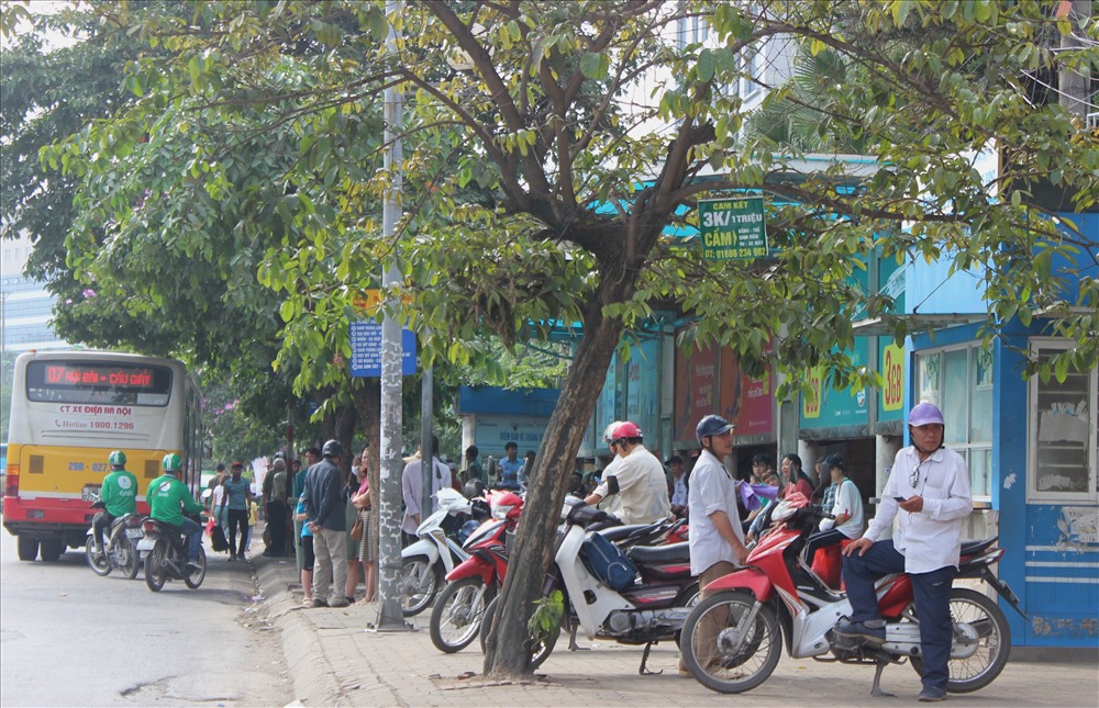 Xe ôm chờ khách.