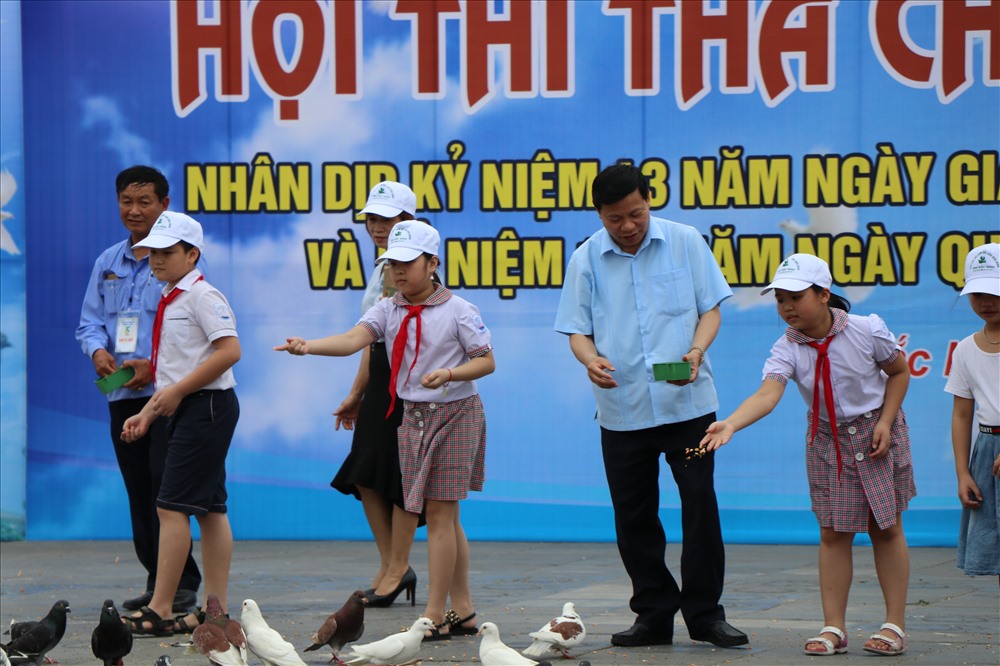 Hoạt động thả chim bồ câu là một trong những hoạt động văn hóa tiêu biểu, thể hiện sự thân thiện và bình yên