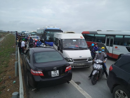 Đường ra Cát Bà tắc nghẽn giao thông. Ảnh: TĐ