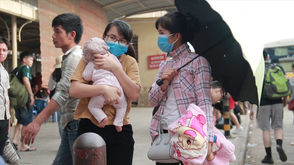 Sau nhiều ngày du lịch, về quê, phải di chuyển quãng đường xa cộng thêm thời tiết oi nóng của Hà Nội, đa phần mọi người đều uể oải. Nhiều người bức xúc vì cảnh chờ đợi, nhồi nhét của nhà xe.
