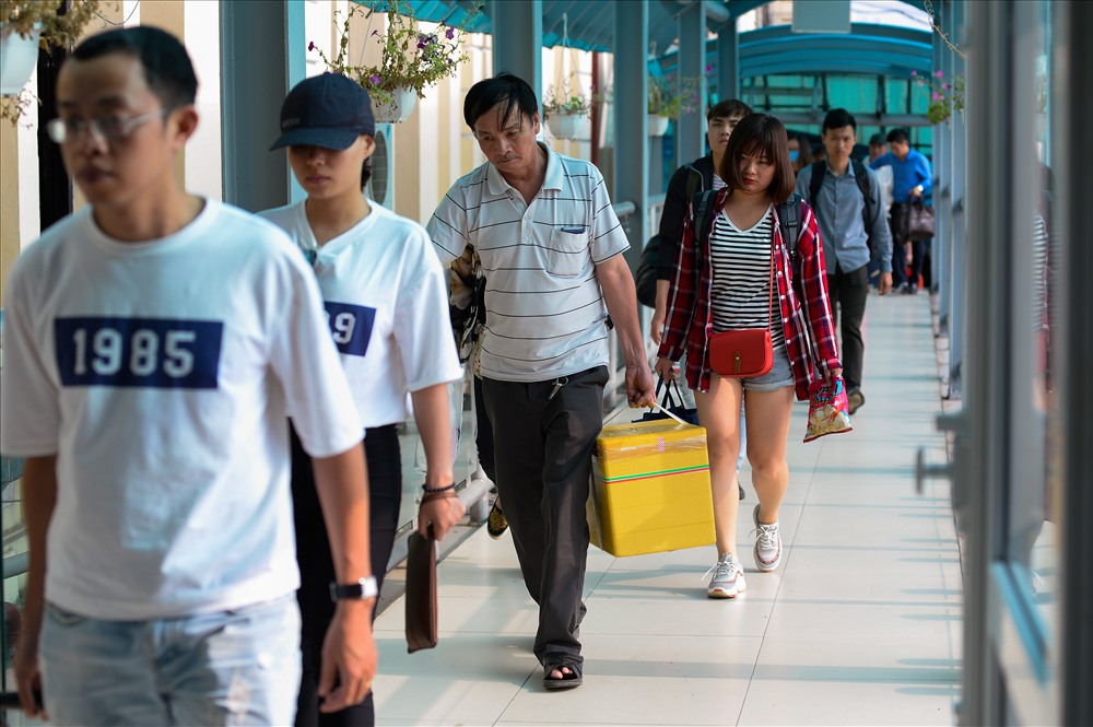 Đường Phạm Văn Đồng đang trong quá trình thi công nên người đi bộ phải đi xuống lòng đường. Ảnh: ST