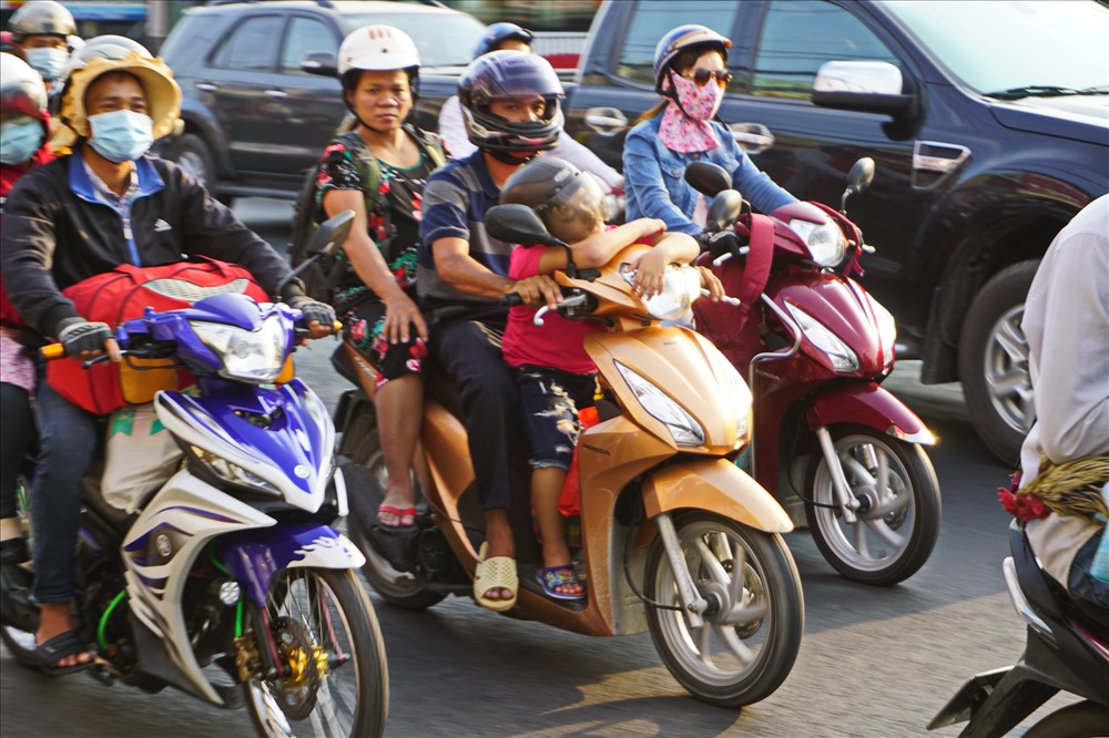Thời tiết khá oi bức khiến người lớn và trẻ nhỏ đều mệt mỏi trên đường trở lại TPHCM.