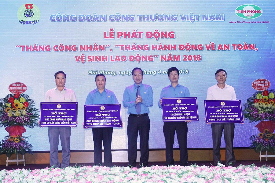 Chủ tịch CĐ Công Thương VN trao hỗ trợ “Mái ấm CĐ” cho đại diện đoàn viên 4 đơn vị. Ảnh: THÙY LINH