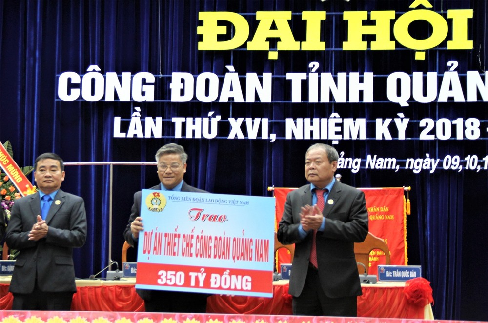 Thay mặt Đoàn Chủ tịch, Phó Chủ tịch Tổng LĐLĐVN Trần Văn Lý trao quyết định đầu tư dự án thiết chế CĐ tỉnh Quảng Nam với kinh phí đầu tư 350 tỷ đồng.