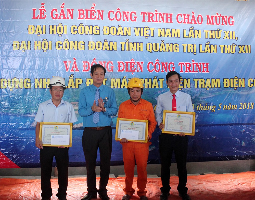 Khen thưởng tại buổi lễ (ảnh: Tr.L)