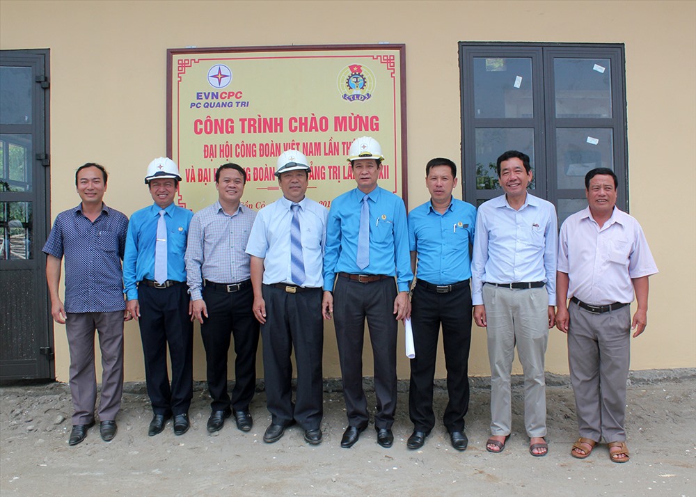 Các đại biểu chụp ảnh lưu niệm bên công trình (ảnh: Tr.L)
