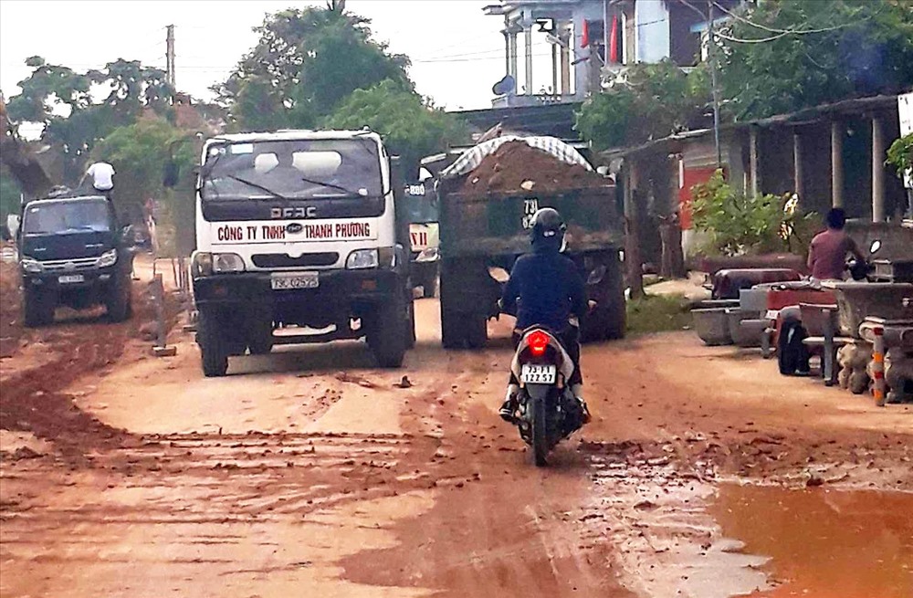 Dân khốn khổ và nguy hiểm khi lưu thông tại đoạn đường trên. Ảnh: Lê Phi Long