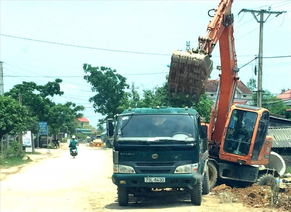 Các hạng mục được thi công nhưng không có rào chắn hay cảnh báo cho người đi đường. Ảnh: Lê Phi Long