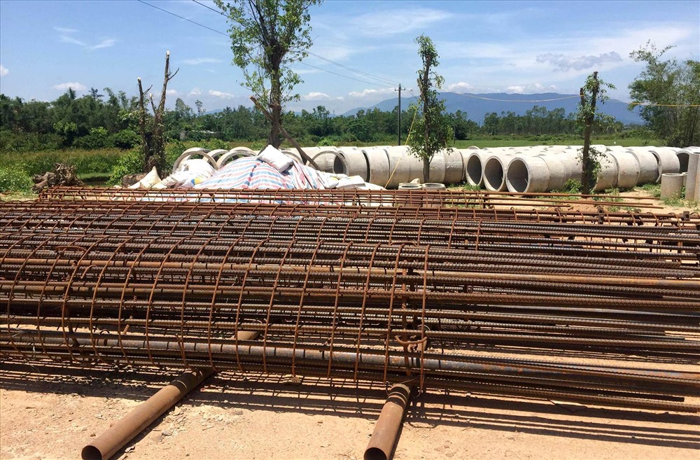 Sắt thép do Cty CP xây dựng Hoàng Thiên thi công không được che đậy và “vàng như tôm” trên tuyến đường đang thi công. Ảnh: Lê Phi Long