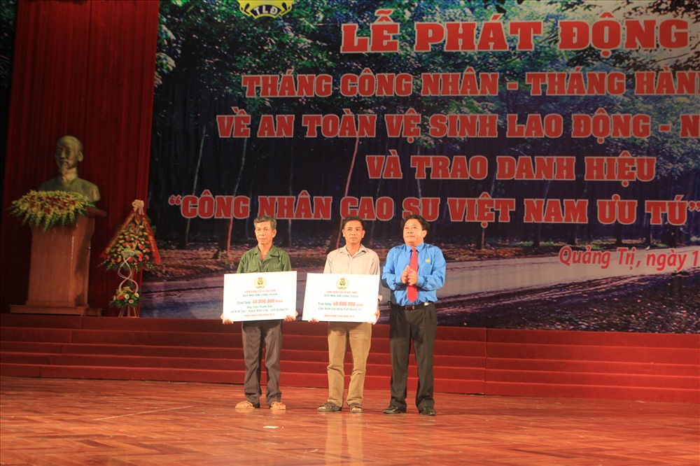 Người lao động có hoàn cảnh khó khăn được trao tiền hỗ trợ xây dựng Nhà mái ấm Công đoàn. Ảnh: HT.
