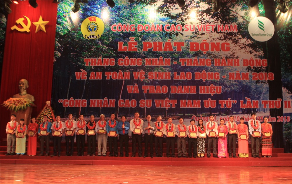 Tuyên dương công nhân đạt danh hiệu “Công nhân Cao su ưu tú”. Ảnh: HT.