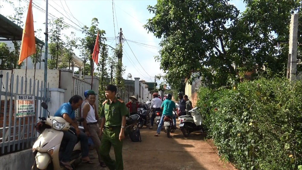 Người dân hiếu kỳ theo dõi vụ việc cháu bé bị điện giật tử vong,