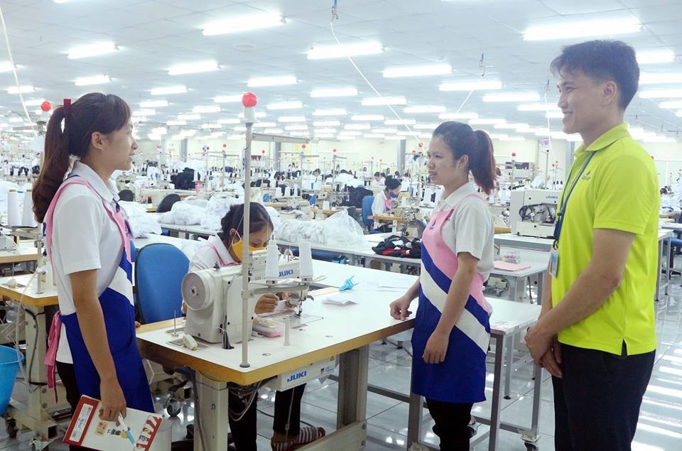 NLĐ được hướng dẫn đầy đủ các chính sách bảo hiểm. Ảnh: Quang Huy