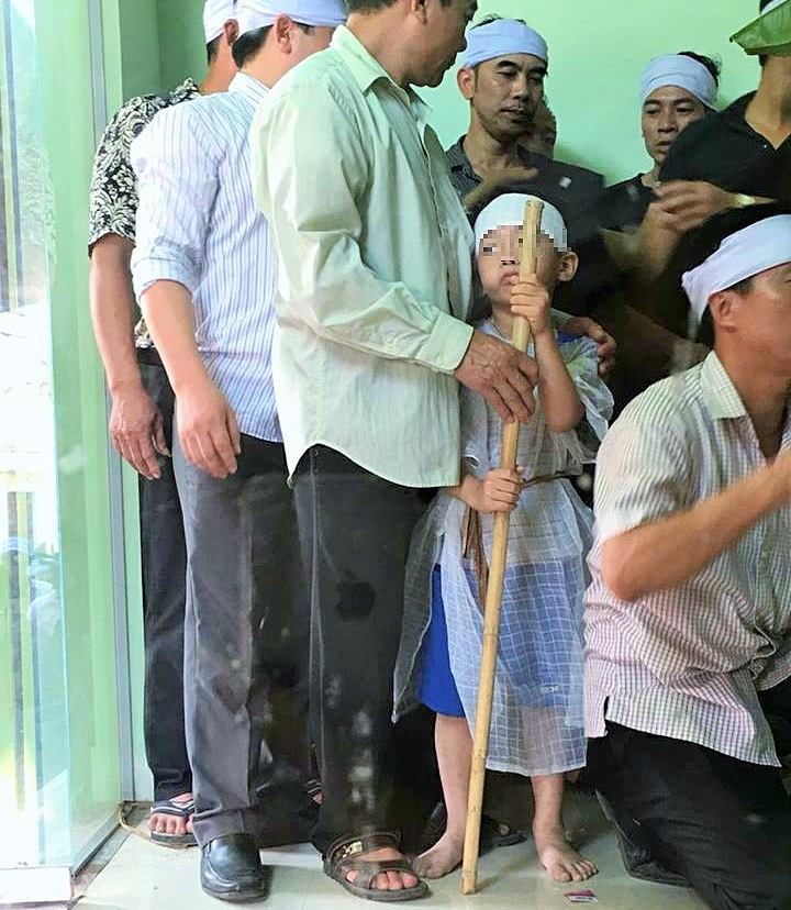 Ánh mắt thơ ngây của những đứa con nạn nhân như xoáy sâu vào nỗi đau của gia đình (Ảnh: GĐCC)