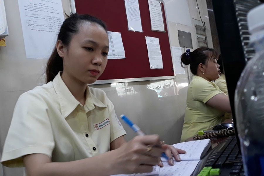 Nhân viên Thành Bưởi giải thích việc “phiếu thông tin” cho khách. Ảnh: PV