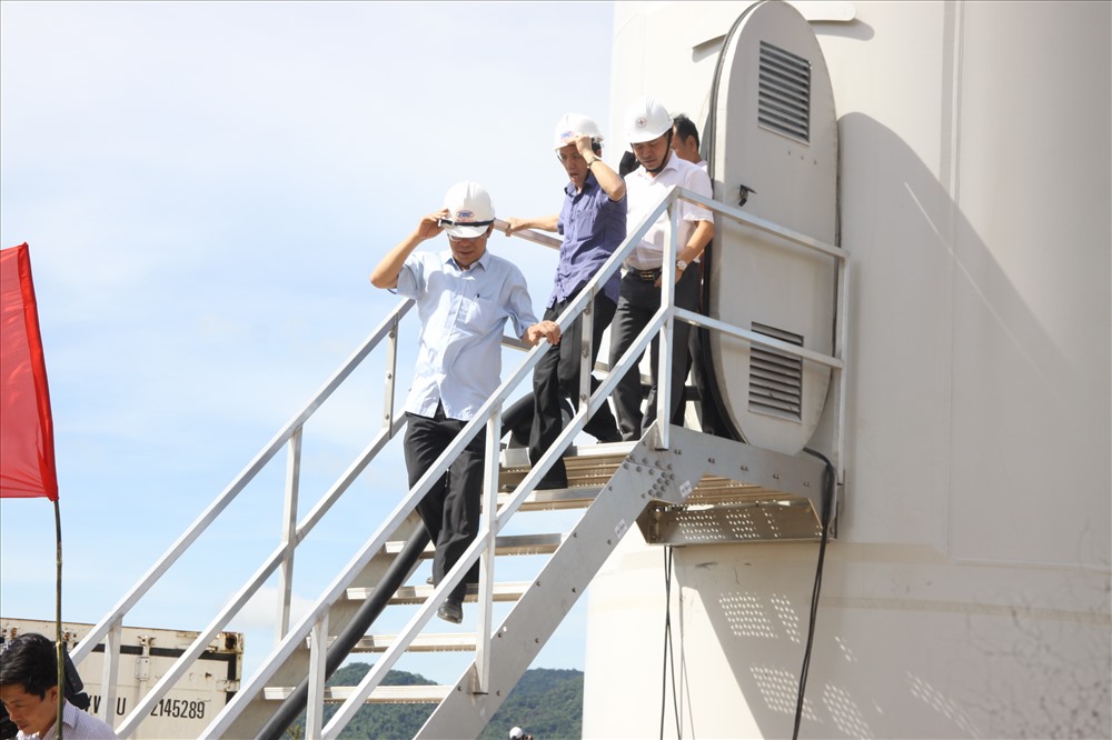 Ông Nguyễn Đức Chính, Chủ tịch UBND tỉnh Quảng Trị thăm nhà máy điện gió Hướng Linh 2. Ảnh: Nguyễn Phúc.