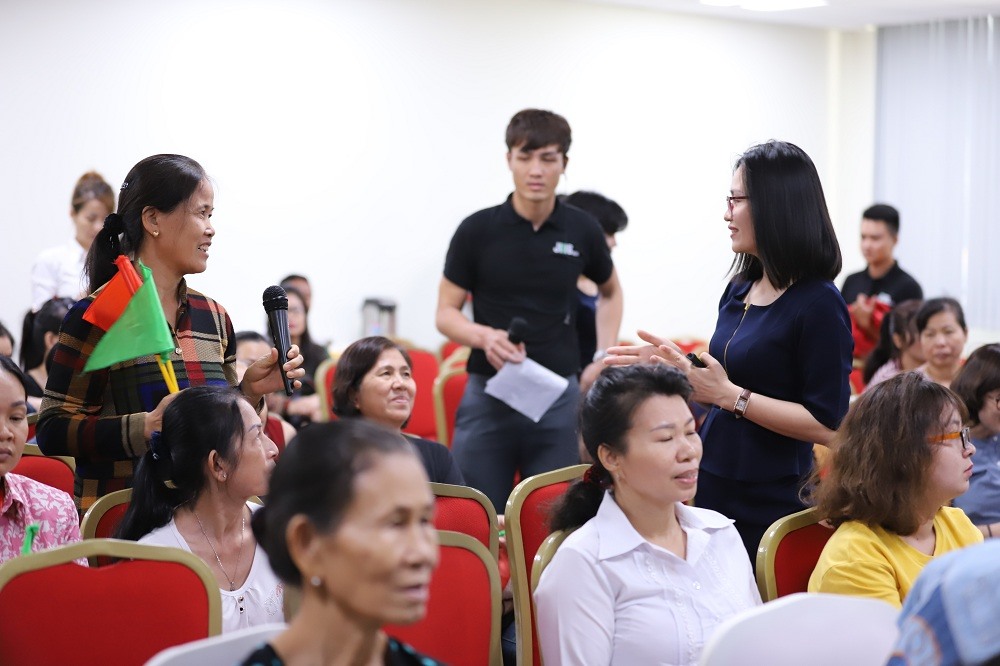 Người giúp việc (cầm cờ) đang trao đổi với chuyên gia tại buổi học đầu tiên của chương trình “Quản gia thông thái” do Vinhomes tổ chức. Chương trình “Quản gia thông thái” là mô hình kiểu mẫu cần được nhân rộng. - Ảnh: BTC cung cấp