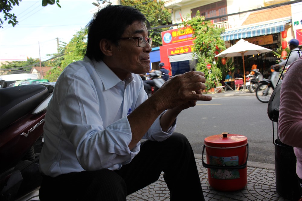 Những khách hàng “ruột” của cô Thị vào mỗi sáng. Ảnh: PL