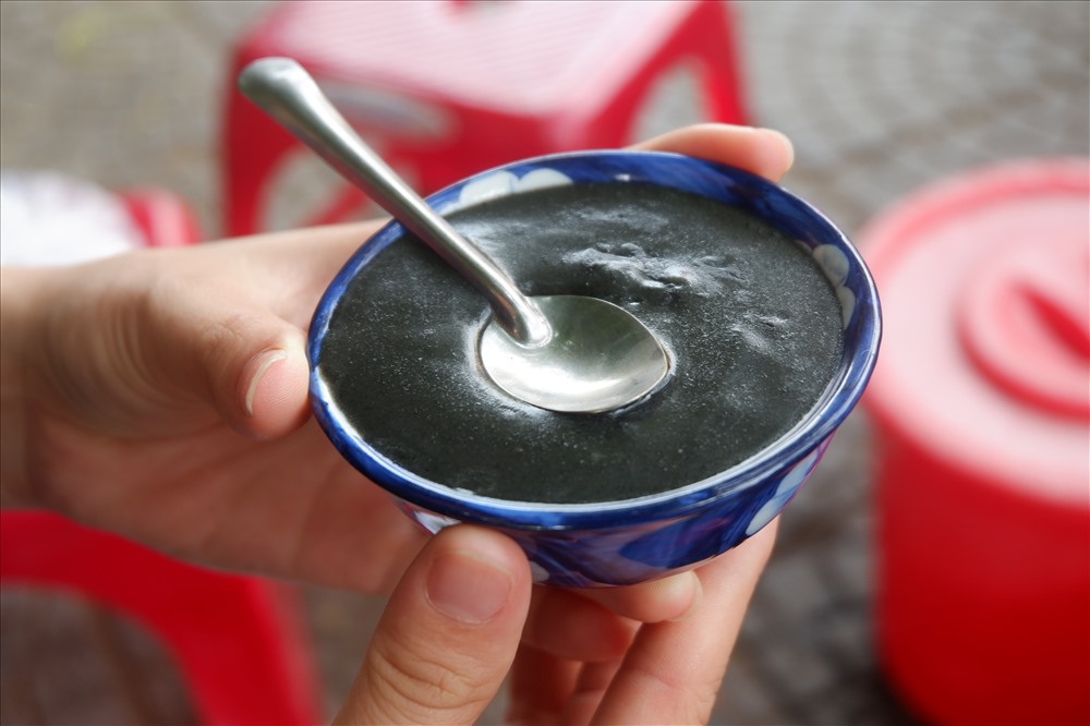 Chén chè thơm ngon béo ngậy là thức quà quen thuộc mỗi sáng. Ảnh: TH