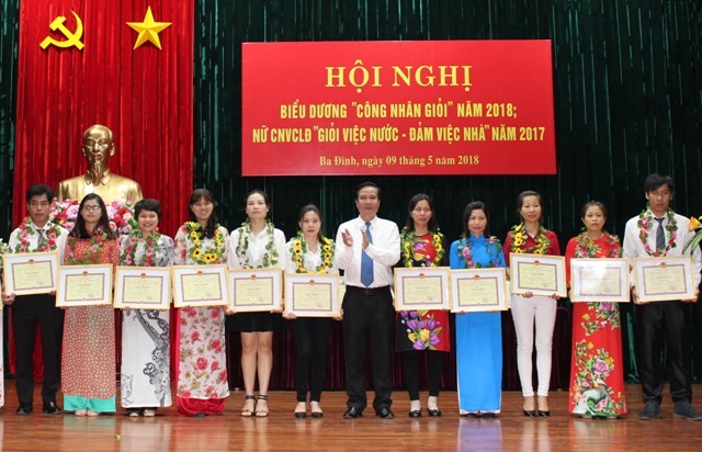 Các “Công nhân giỏi” năm 2018 được LĐLĐ quận Ba Đình khen thưởng. Ảnh: LĐLĐ TP. Hà Nội