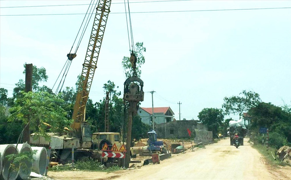 Cty Hoàng Thiên dùng dàn cẩu và dàn khoan thi công nhưng không có cảnh báo và che chắn. Ảnh: Lê Phi Long.