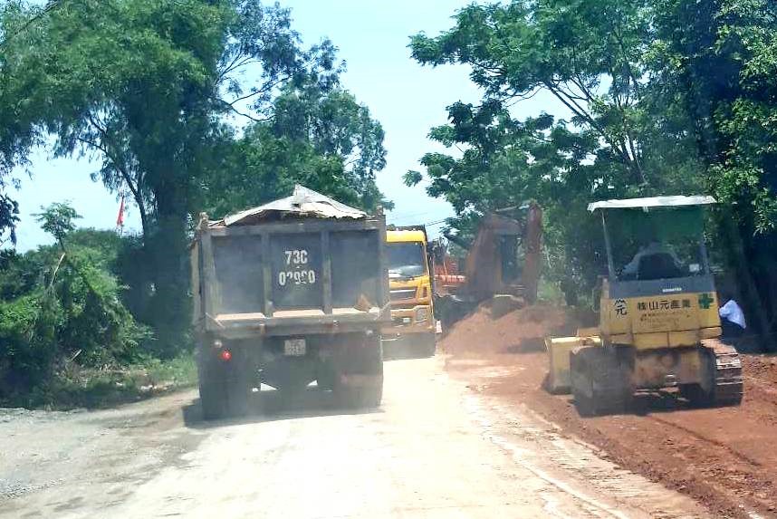 Những xe “khủng” chở vật liệu vô tư lộng hành. Ảnh: Lê Phi Long