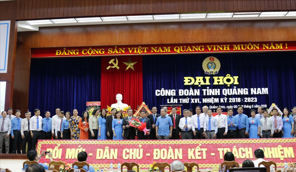 Ban chấp hành LĐLĐ tỉnh Quảng Nam khoá XVI ra mắt, nhận nhiệm vụ. Ảnh Công Huy